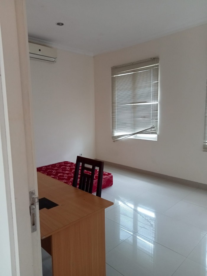 Rumah Disewakan Semi Furnished di Cluster Oakwood Lippo Cikarang 